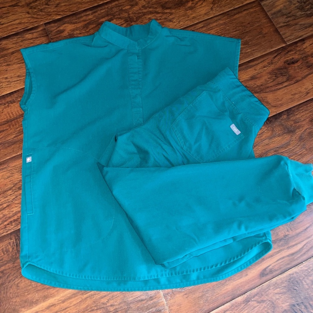 Figs hunter green scrub set